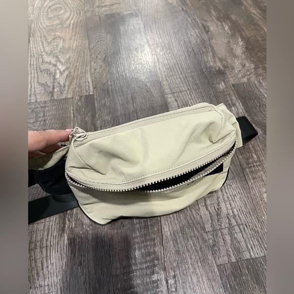 Lululemon Athletica Tan and Black Belt Bag - Picture 4 of 7
